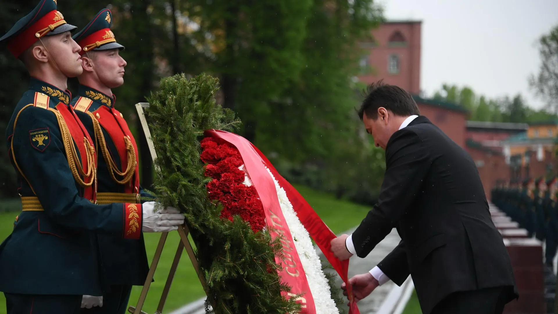 Воробьев возложил цветы к Могиле Неизвестного Солдата у стен Кремля
