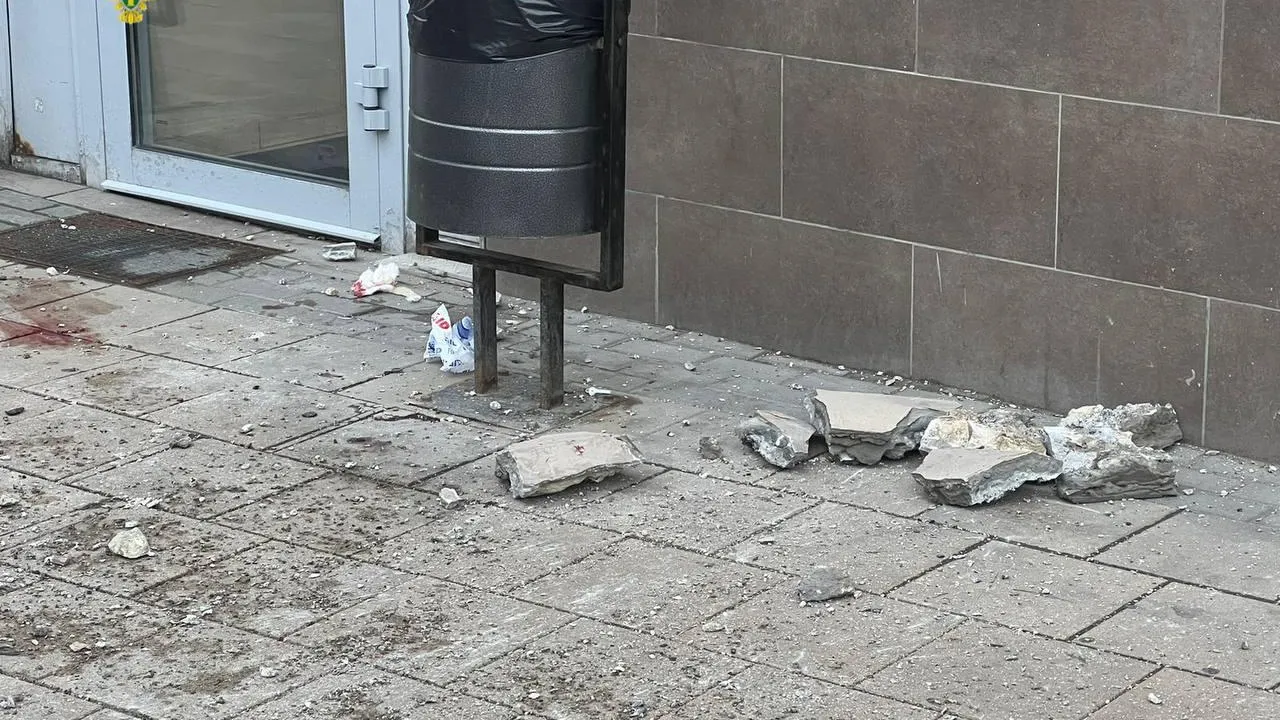 Часть балкона рухнула на женщину на проспекте Мира в Москве