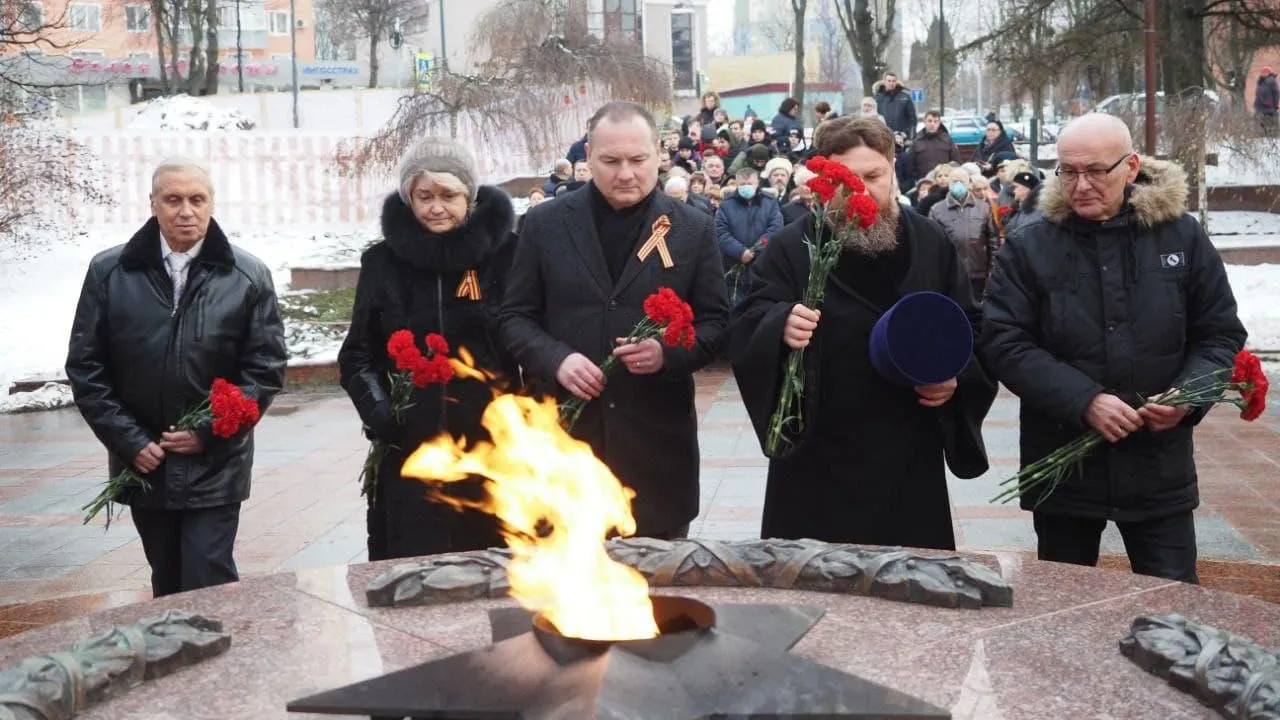 Глава Ленинского округа возложил цветы к Вечному огню в память о павших в Битве за Москву