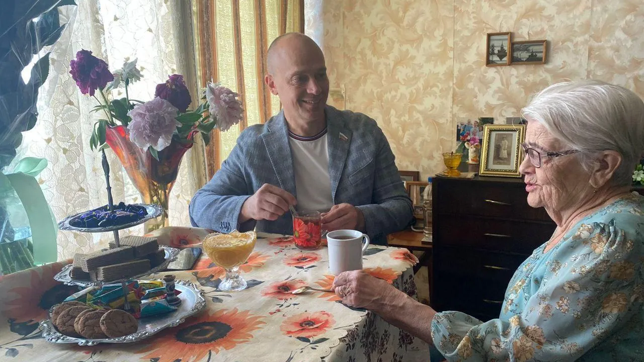 Депутат Люберец поздравил долгожительницу с 91-летием