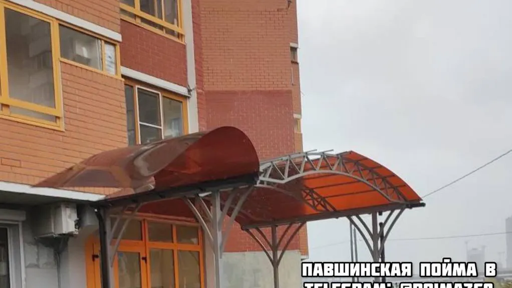 Козырек над подъездом дома в Красногорске отремонтируют в течение дня