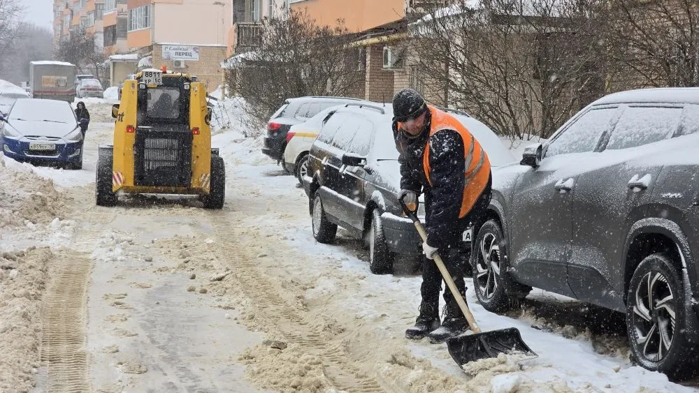 Коммунальщики убрали снег во дворе дома в Можайске