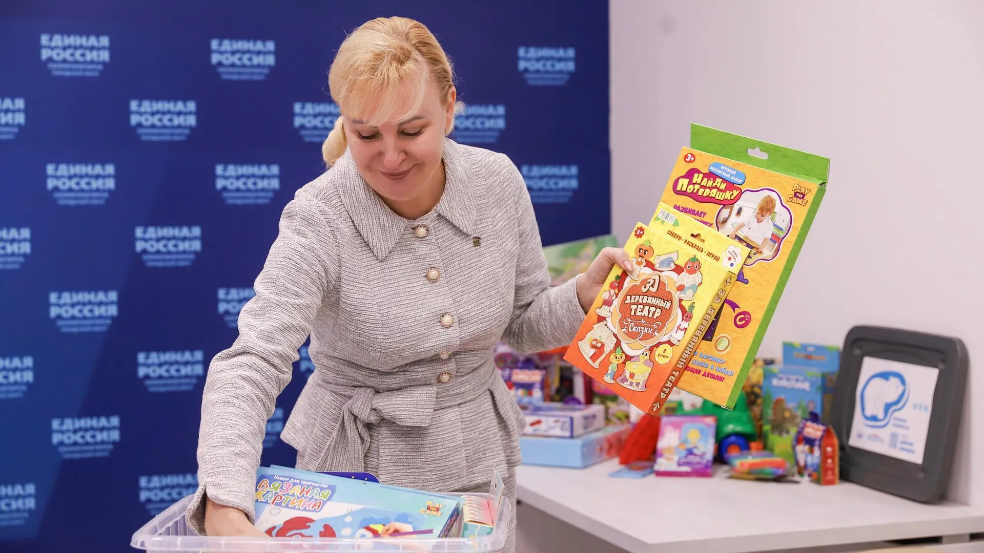 В Солнечногорске «Коробку храбрости» для болеющих детей наполняют подарками