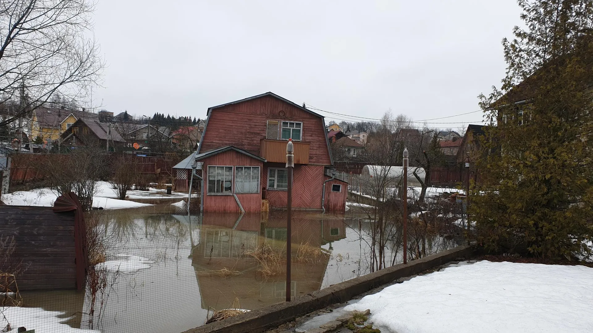 Уровень воды поднялся в реках в районе ряда СНТ в Красногорске