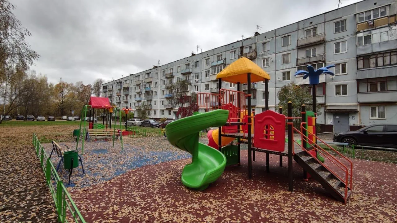 Новую детскую площадку установили на Школьной улице Подольска