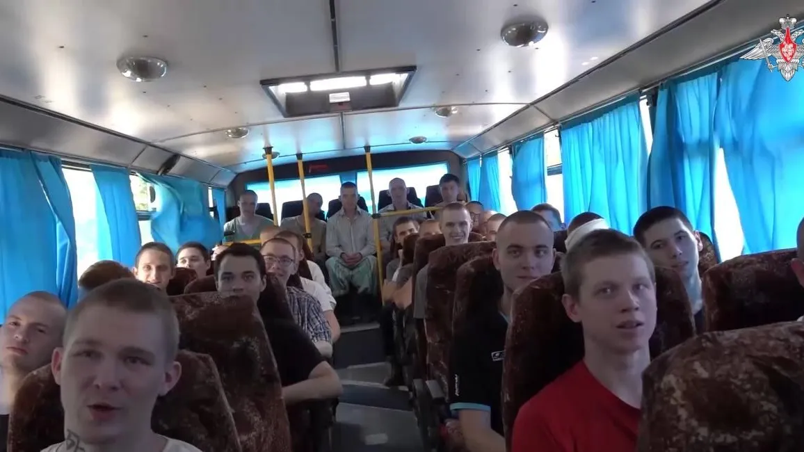 Освобожденные из плена ВСУ российские солдаты довольные едут на родину