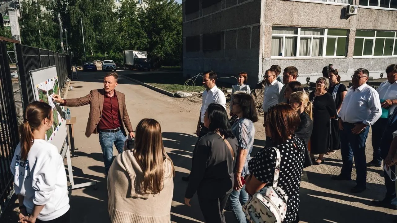 Глава Щелкова осмотрел ход строительства спортядра на территории Гимназии № 2