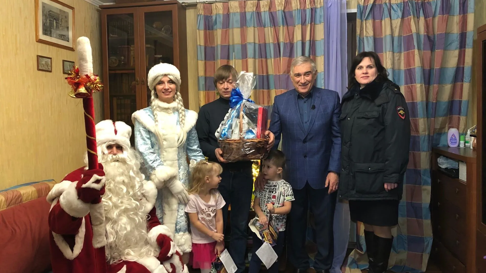 Полицейские Балашихи вручили новогодние подарки детям из неблагополучных семей