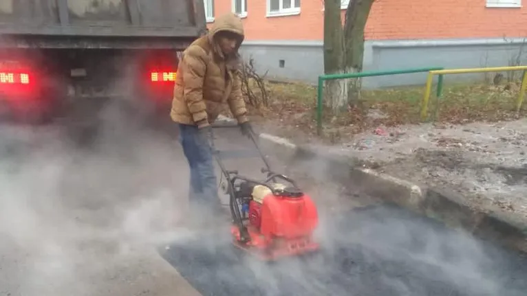 Работы по восстановлению асфальта после ремонта провели в Котельниках