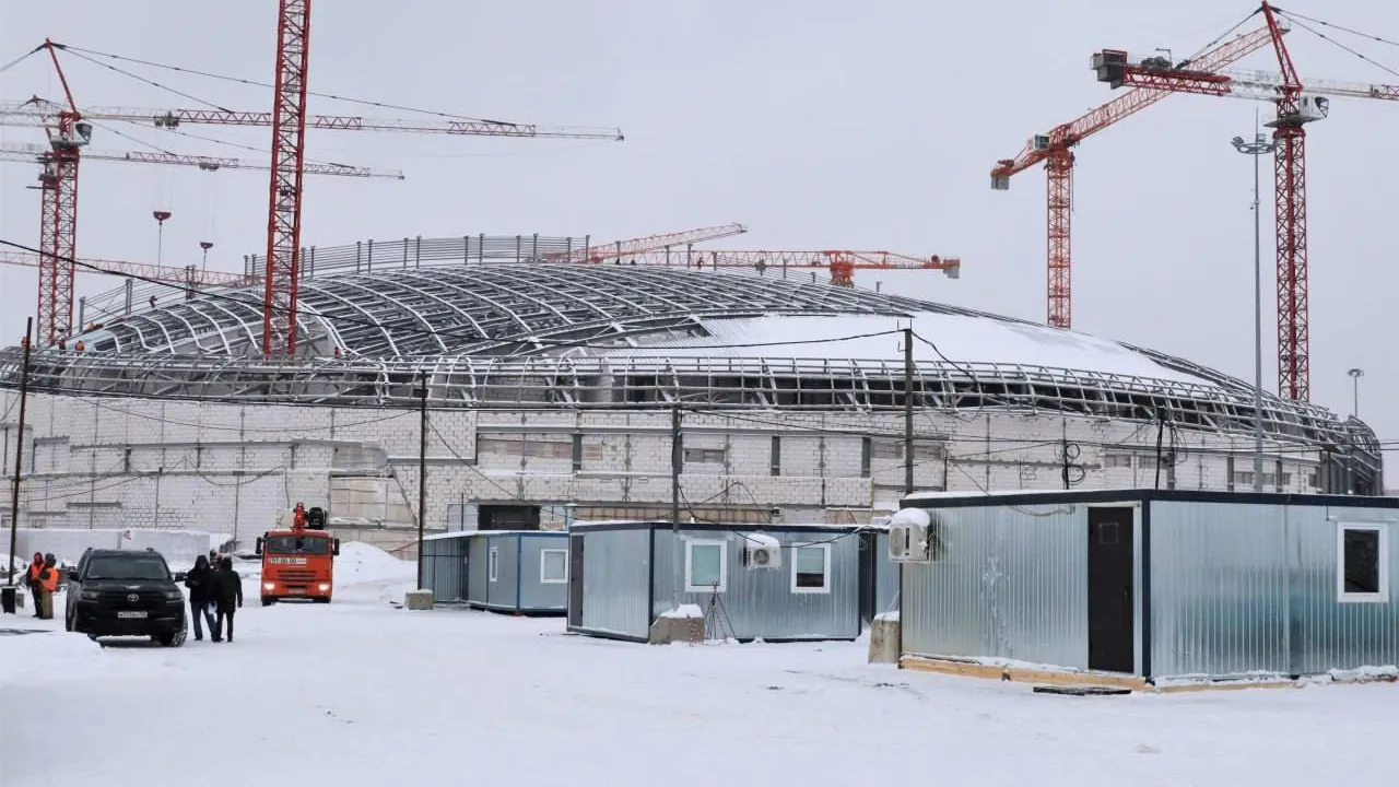 У Ледового дворца на Стрелке в Нижнем Новгороде начали монтировать кровлю