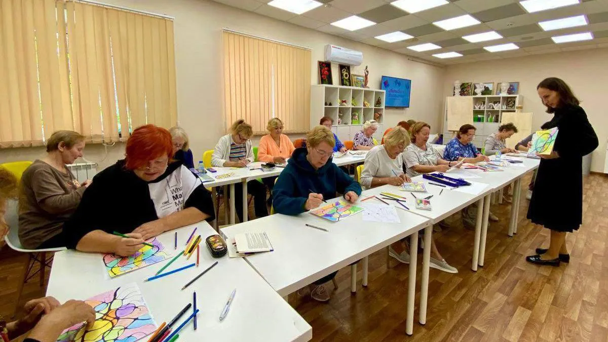 Долгожители из Королева осваивают нейрографику на занятиях по психологии
