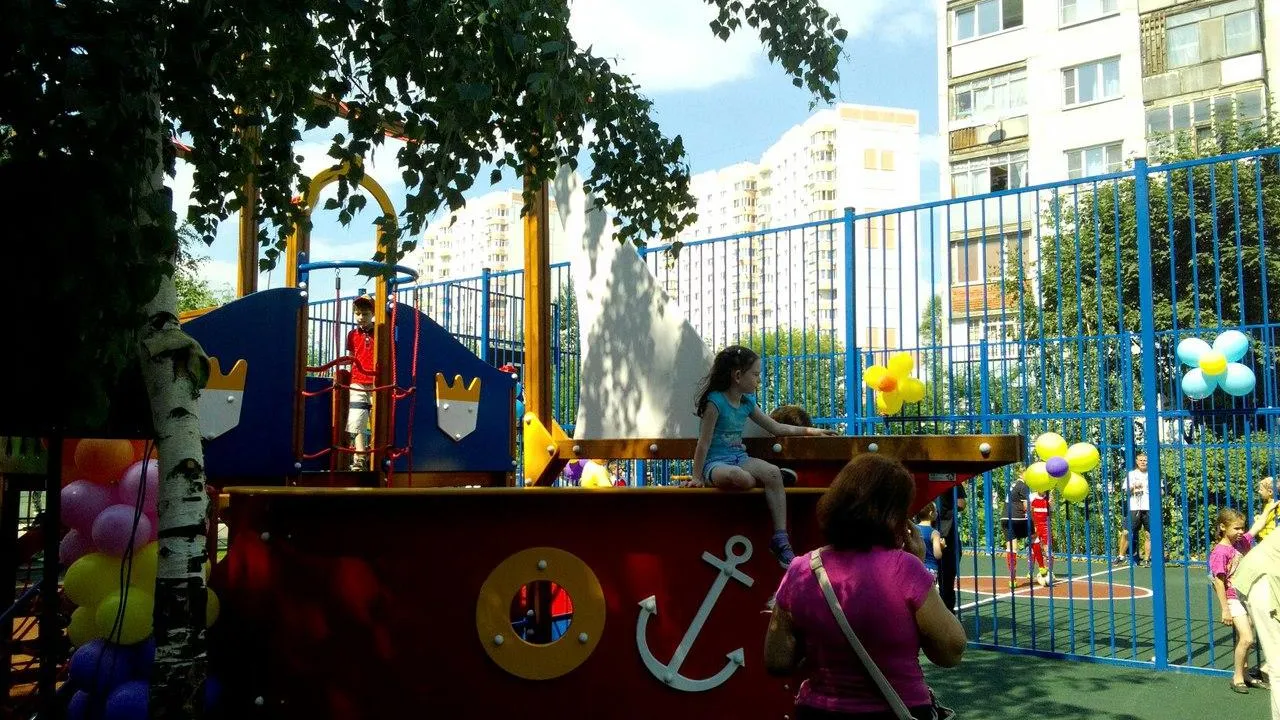 Благоустройство детской площадки на улице Гаршина в Люберцах завершат к концу июля