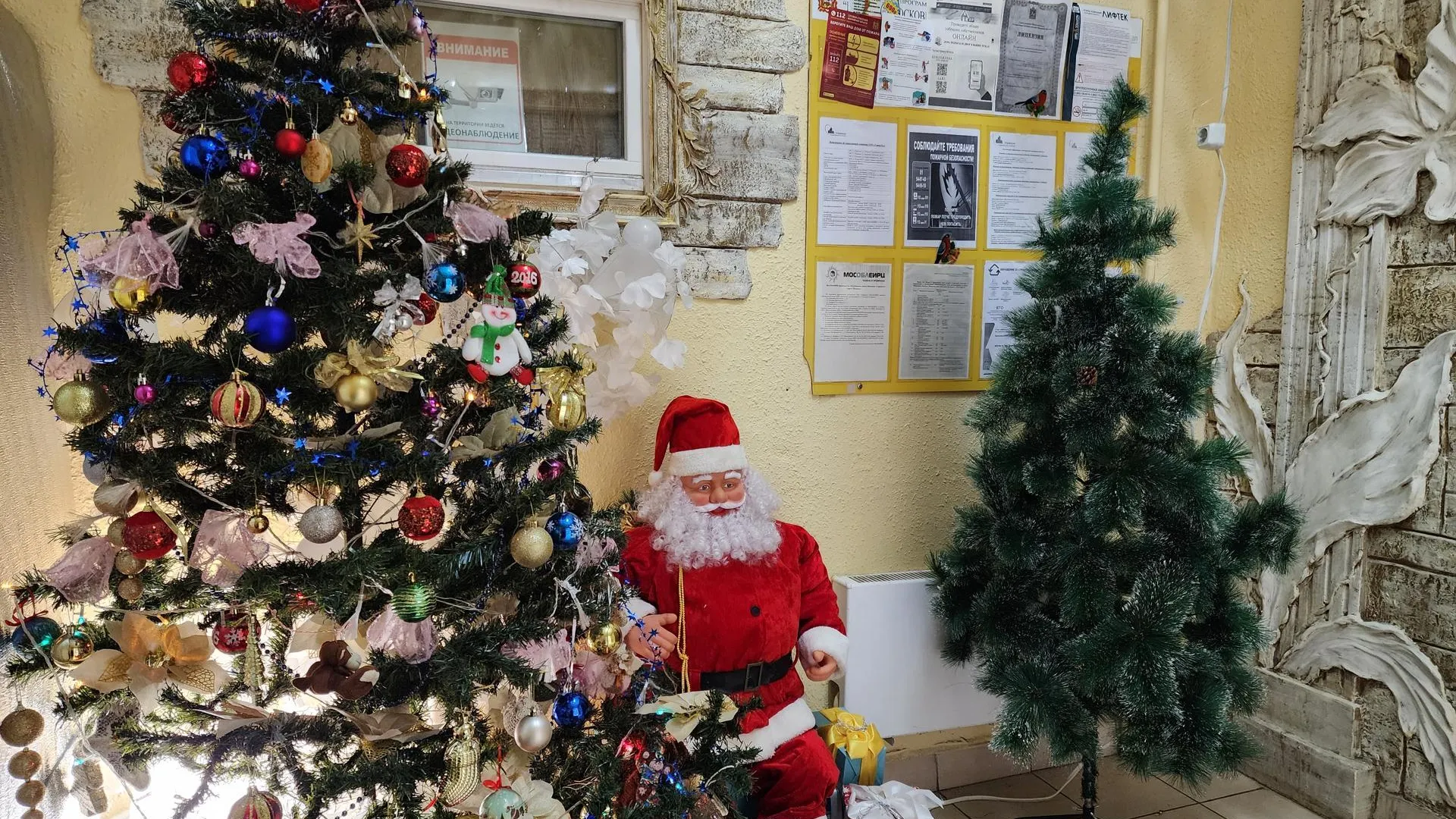 В Подольске подъезд многоквартирного дома украсили сказочными декорациями