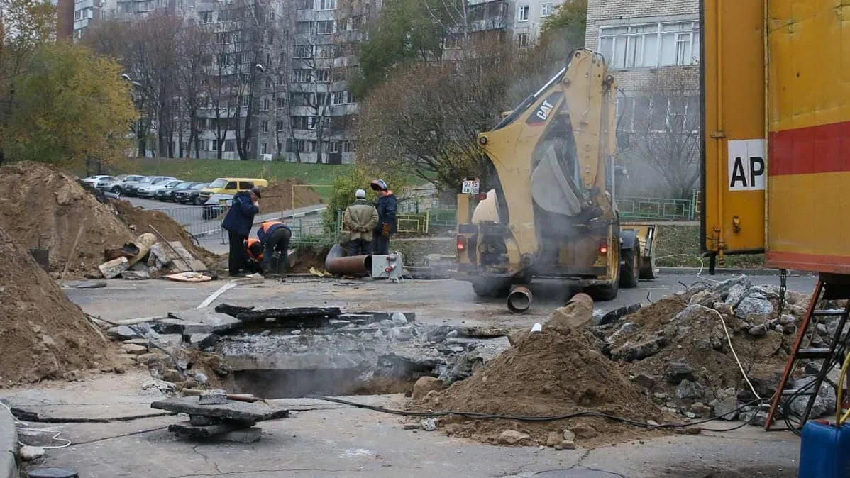 Гидроудар является возможной причиной прорыва теплотрассы в Дзержинском