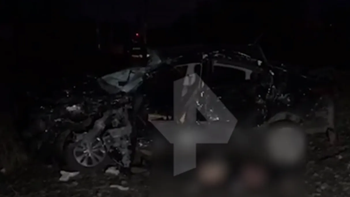 Видео с места аварии в Подмосковье, где поезд протаранил легковой автомобиль