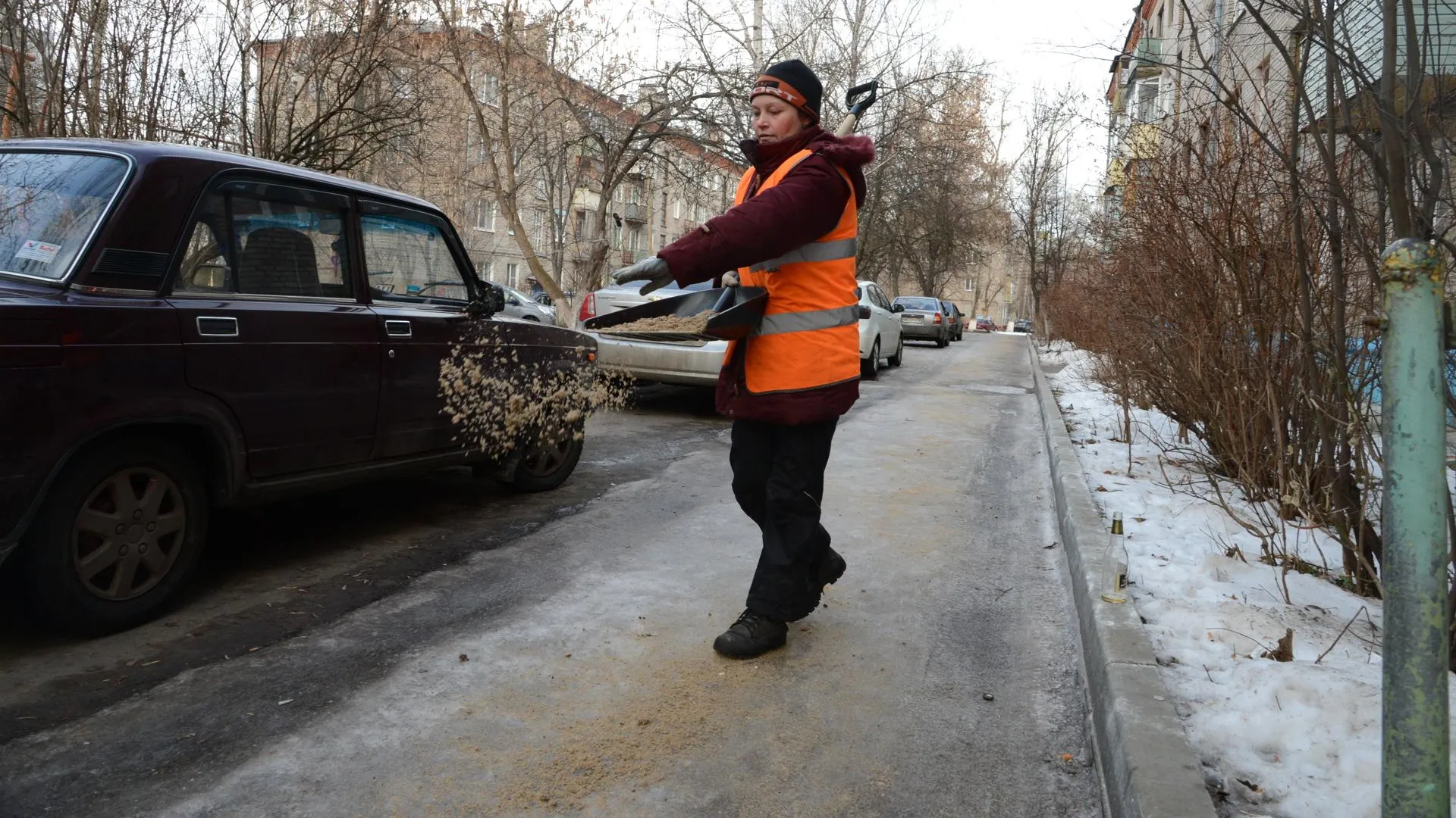 Более 3 тыс км региональных дорог обработали против гололеда в Подмосковье за сутки
