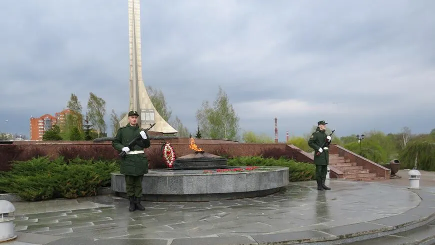 Цветы возложили на мемориальном кладбище Мытищ ко Дню Победы