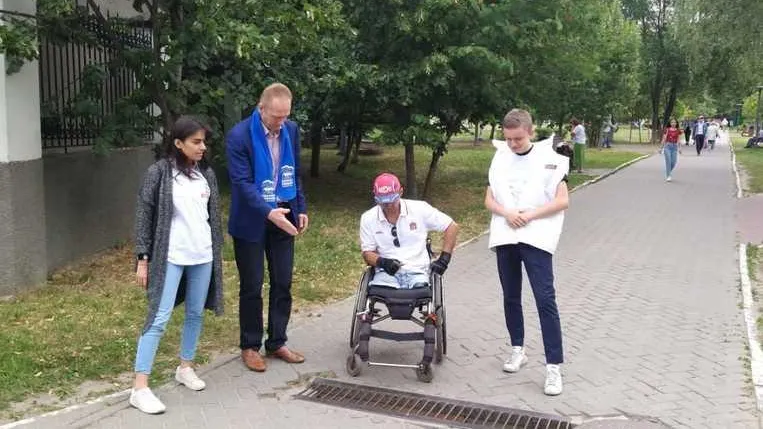 Инвалиды‑колясочники вместе с молодогвардейцами проверили безбарьерную среду в Реутове