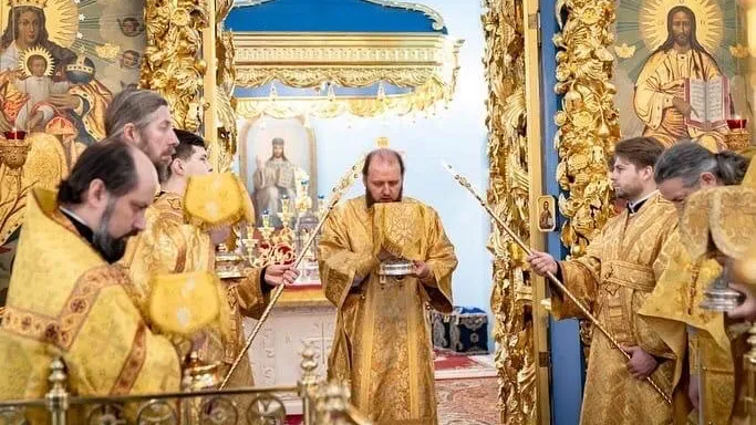Божественную литургию провели для молодежи Подольска в храме Знамения Пресвятой Богородицы