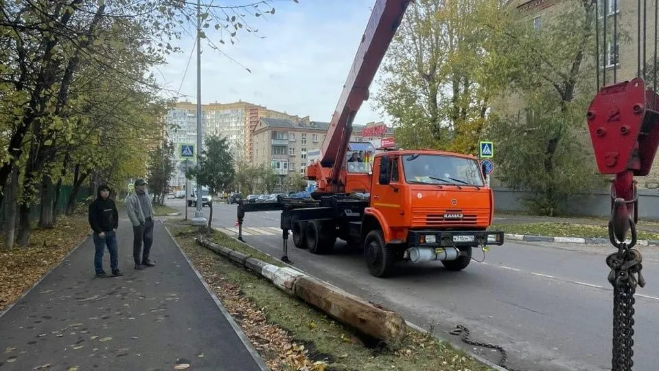Старые бетонные опоры уличного освещения демонтируют в Лыткарине