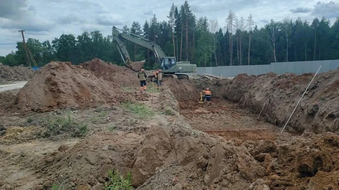 В Ленинском округе Подмосковья начали строить опоры путепровода