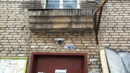 Козырек дома обрушился во время уборки кровли в микрорайоне Котельников