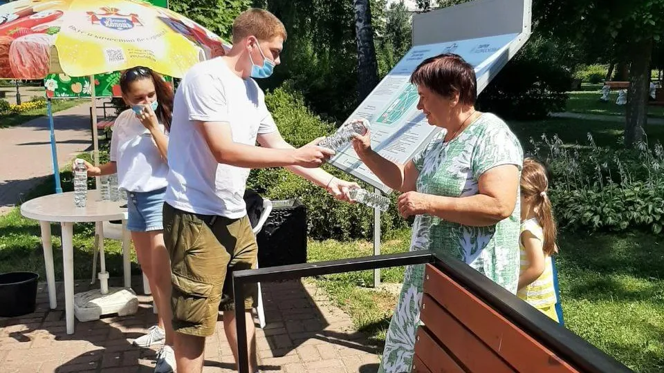 Детям и пожилым жителям Подольска раздают бутилированную воду в жару