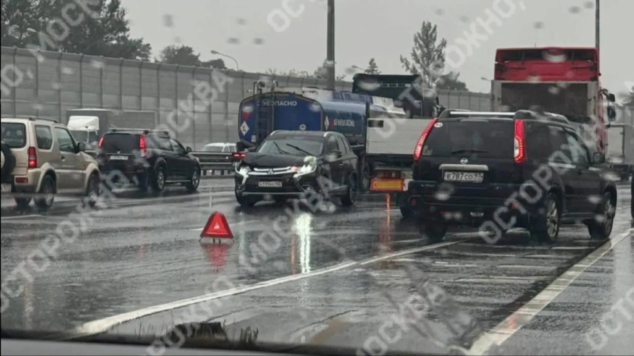 Огромная пробка образовалась на Ярославском шоссе в Подмосковье из-за аварии