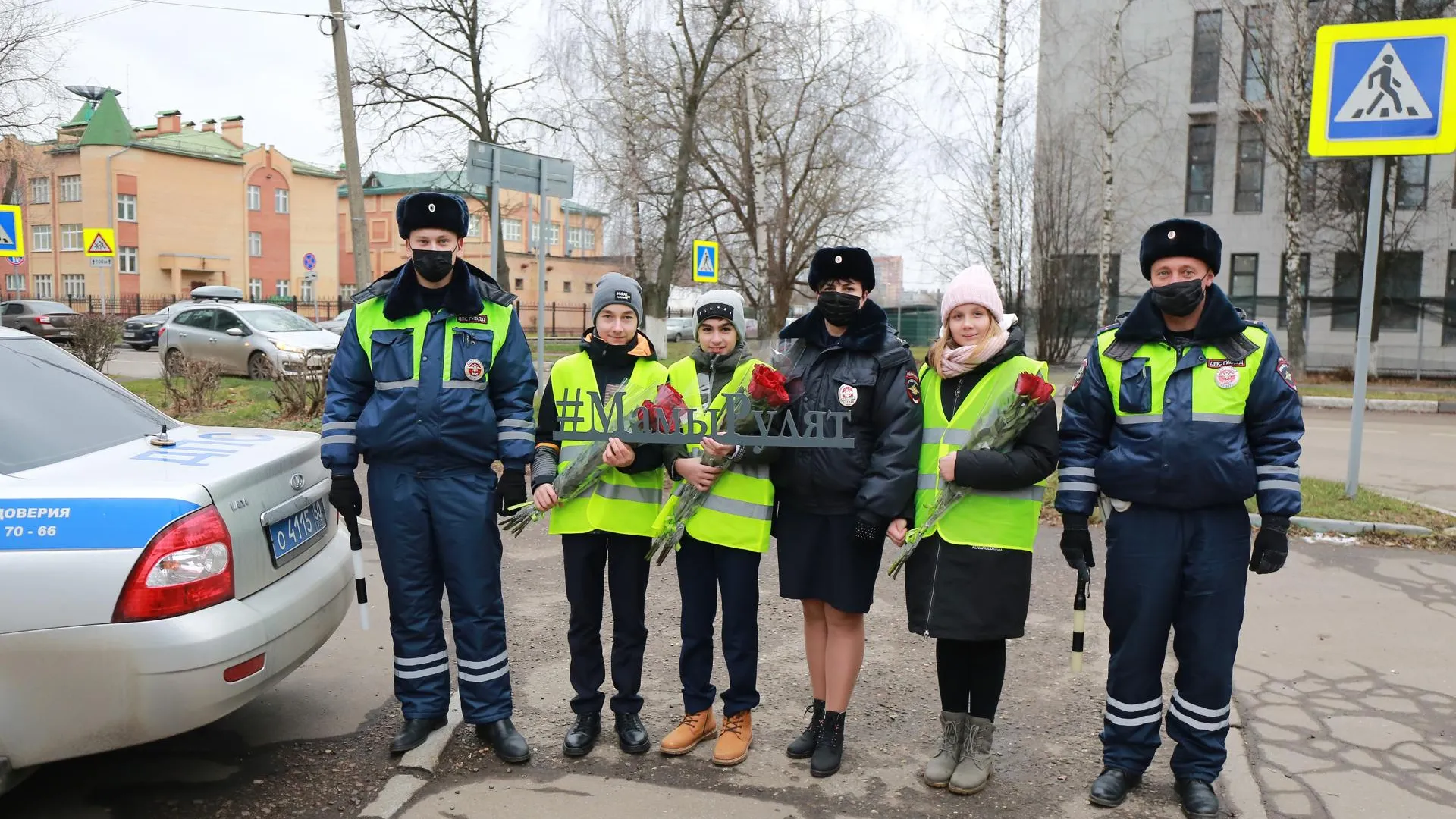 Сотрудники ГИБДД поздравили автоледи Подольска с Днем матери и подарили им цветы