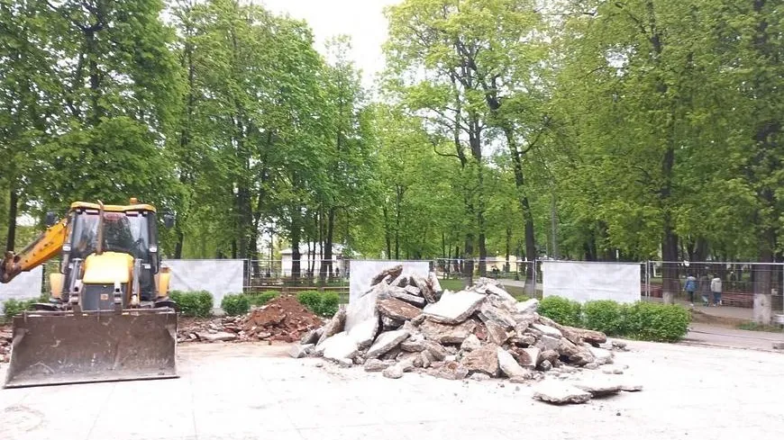 Рабочие снесли танцевальную веранду в парке им. Талалихина в Подольске