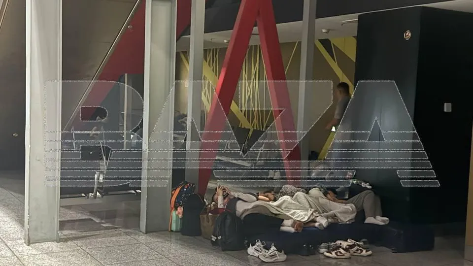 Полежим на дорожку: застрявшим в Шереметьеве пассажирам начали раздавать матрасы