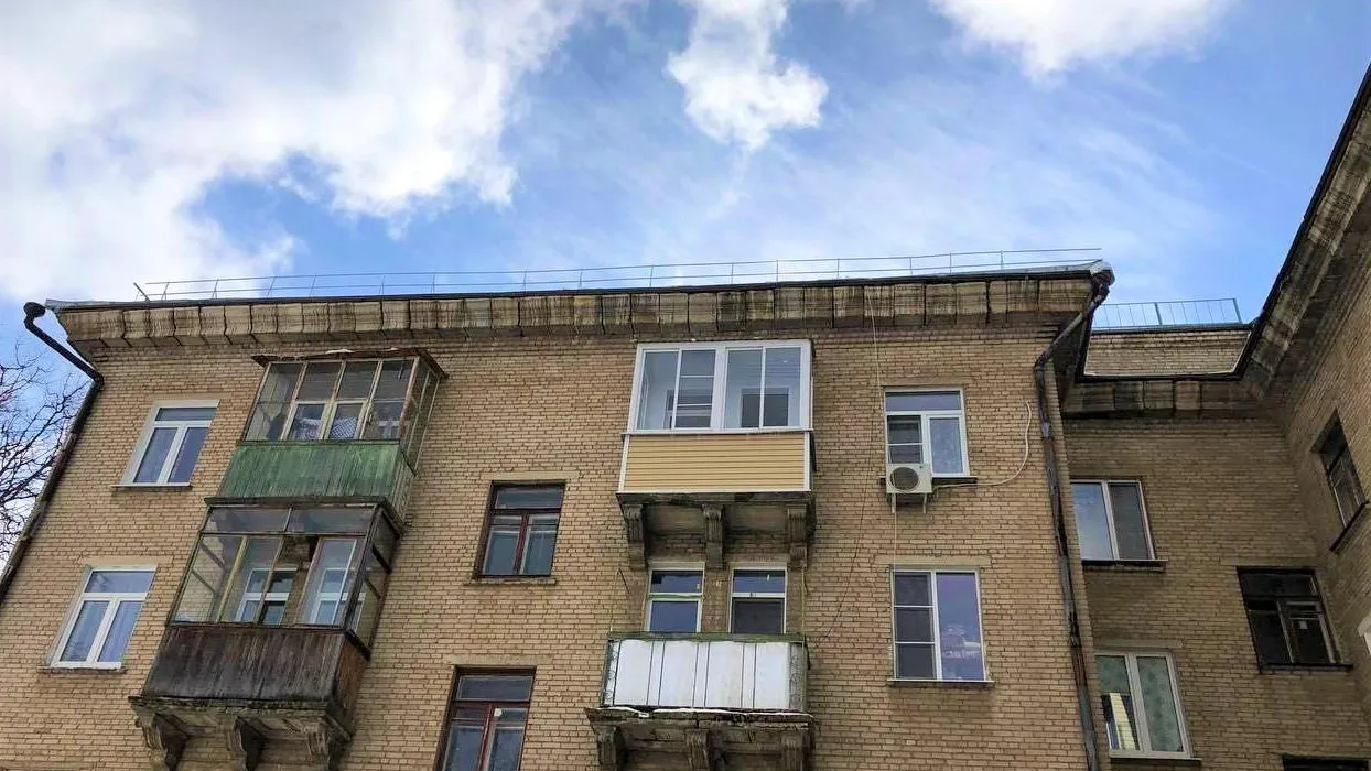 В четырехэтажке Электростали установили поврежденные зимой снегозадержатели