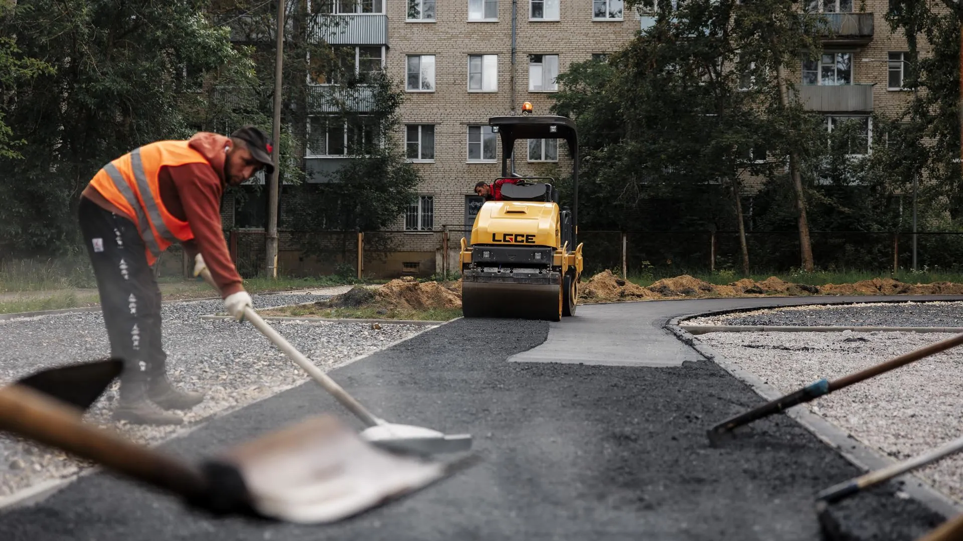 В Дубне на стадионе гимназии № 3 приступили к строительным работам