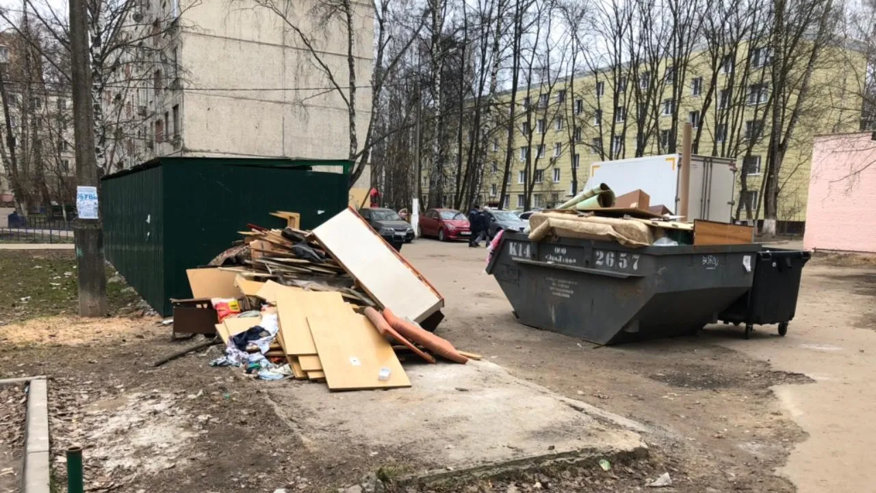 Отходы вывезли из переполненного бункера на Комсомольской улице Красногорска