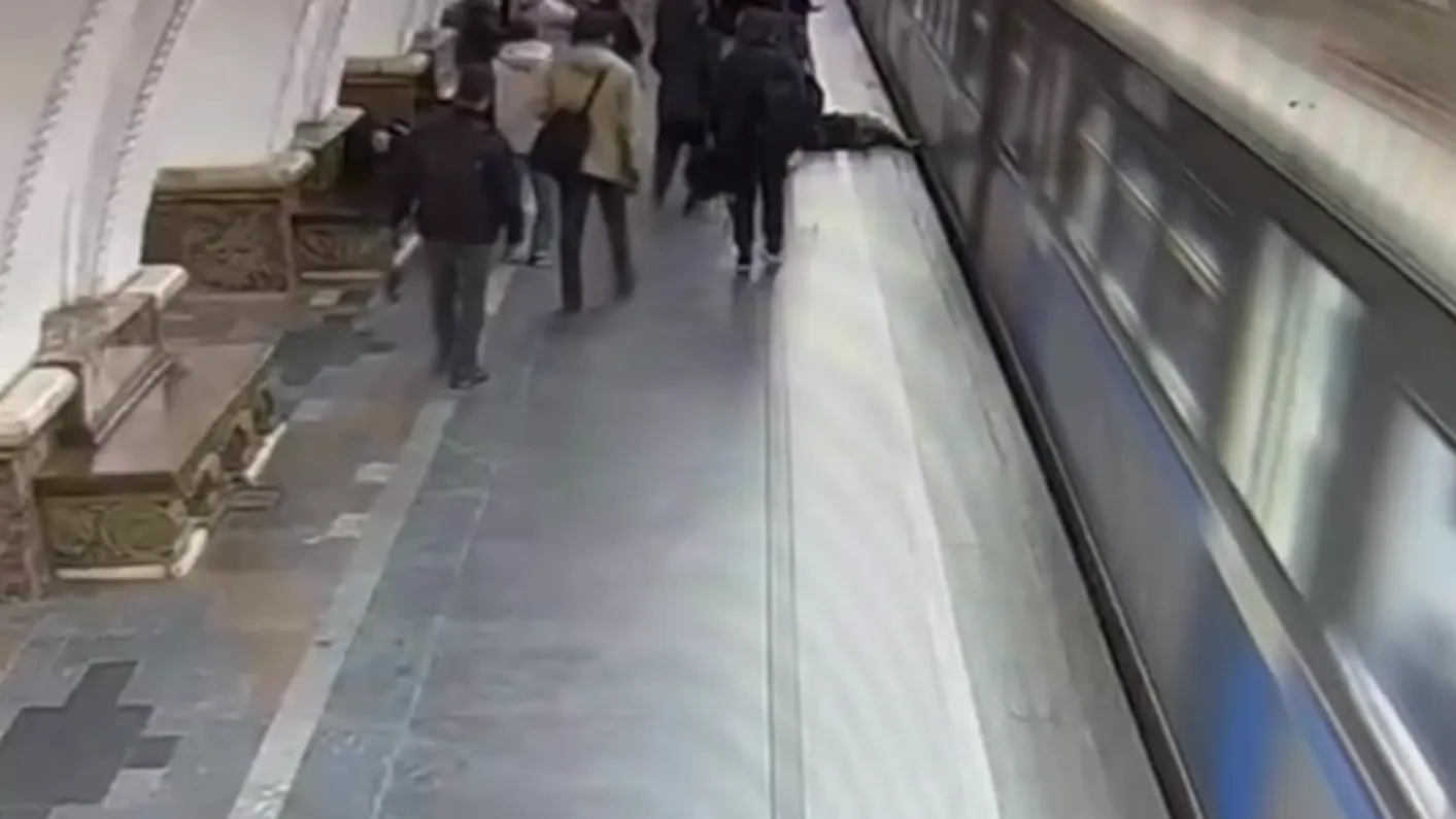 В метро Москвы женщина столкнула обидчика на проезжающий поезд — видео