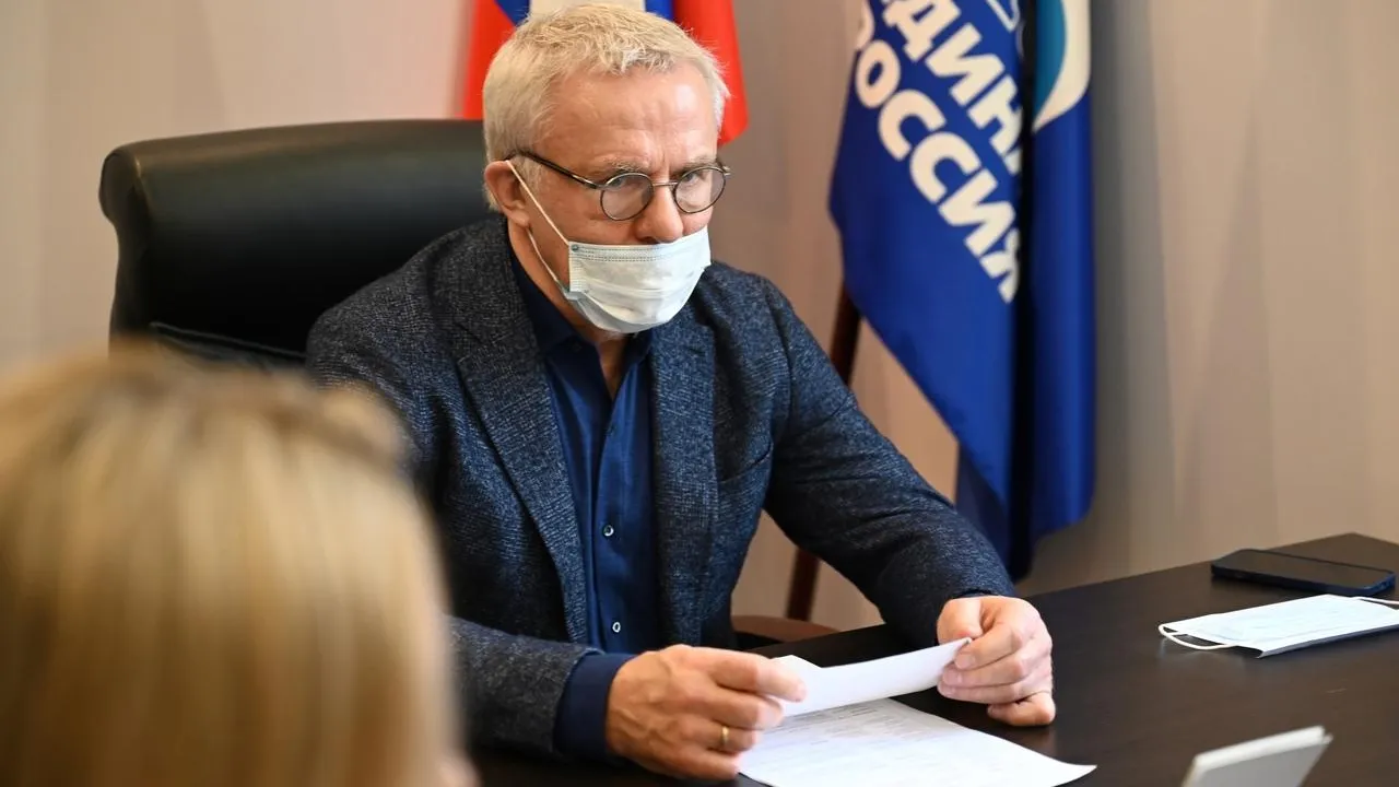 Депутата Госдумы Фетисова попросили усовершенствовать хоккейную площадку в Подольске