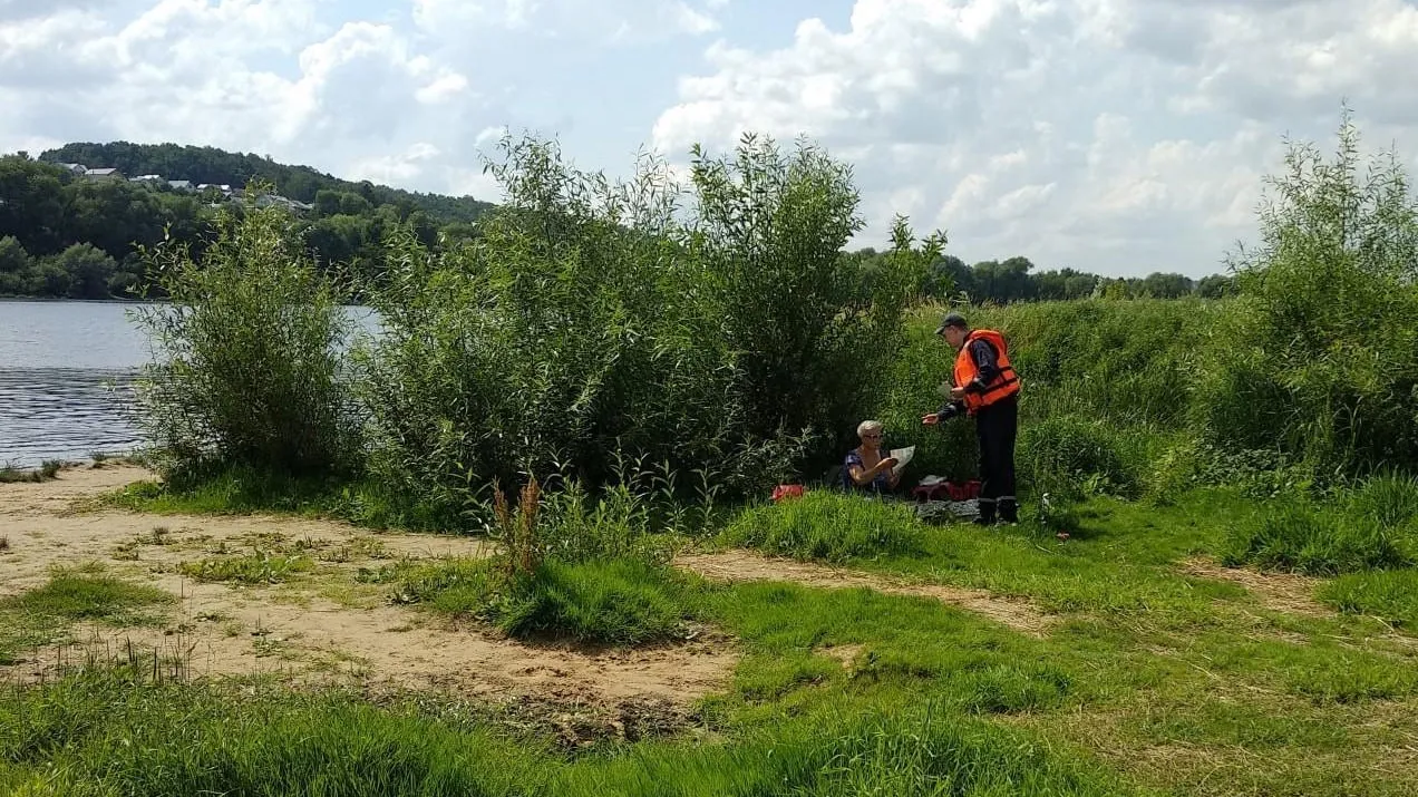Подмосковные спасатели объяснили опасность купания в водоемах с водорослями