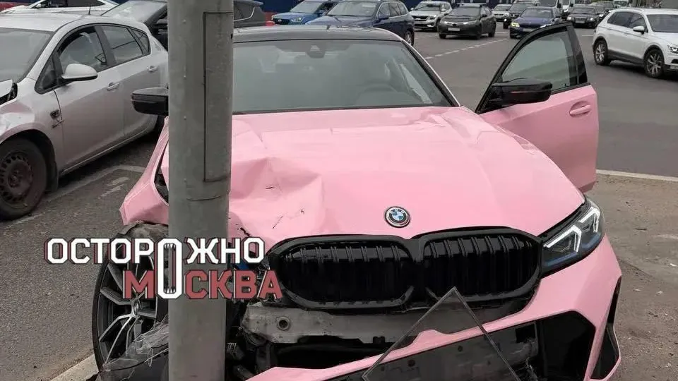 Розовая BMW снесла светофор и влетела в опору в Троицке