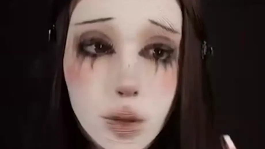 Россиянкам рассказали об опасности вирусного макияжа из TikTok