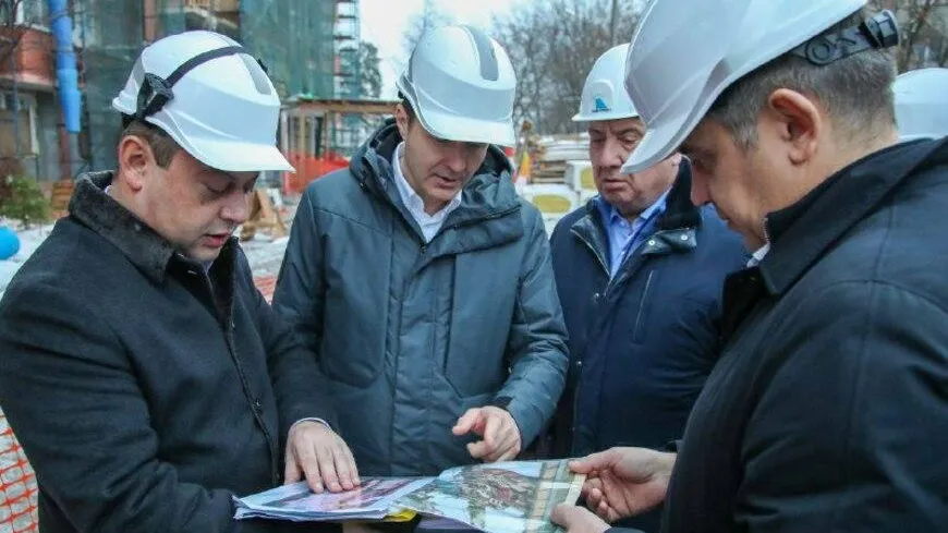 Глава Люберец проверил капремонт многоквартирного дома в поселке Коренево