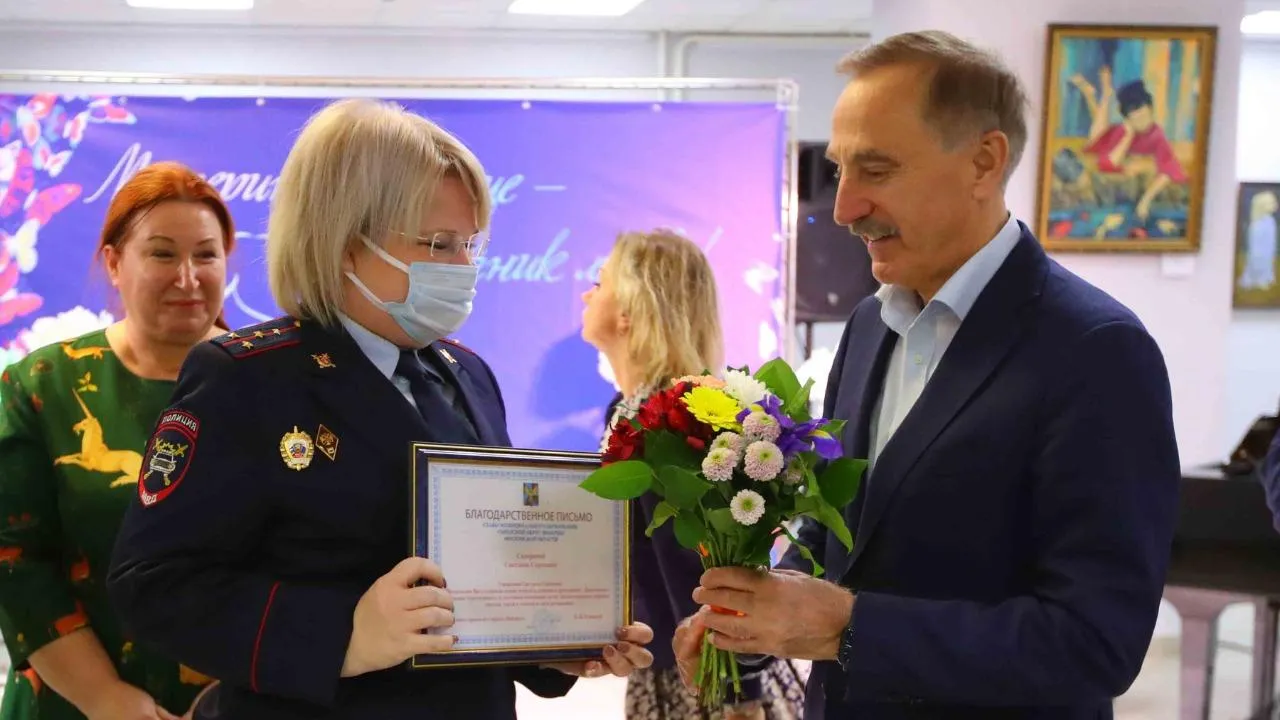 Глава Люберец и депутаты Мособлдумы поздравили женщин с Днем матери