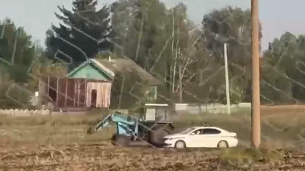 Синий в тракторе едет к вам: погоня полиции за трактористом попала на видео