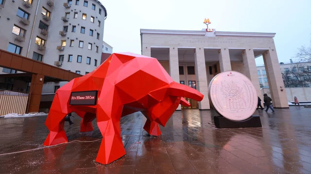 Фигуру красного быка установили у станции метро «Спортивная»