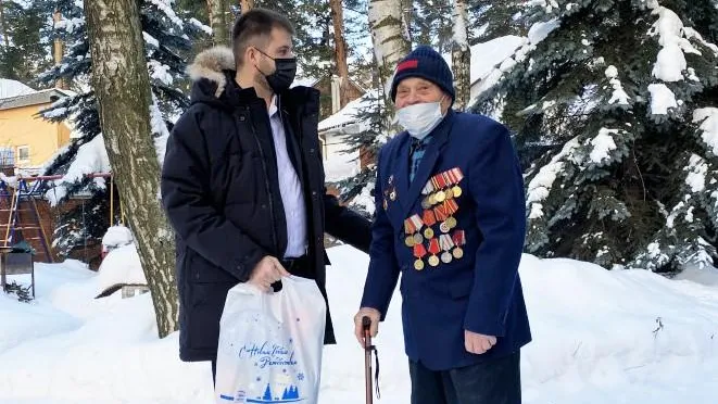 Ветеранов ВОВ поздравили с Новым годом в Люберцах