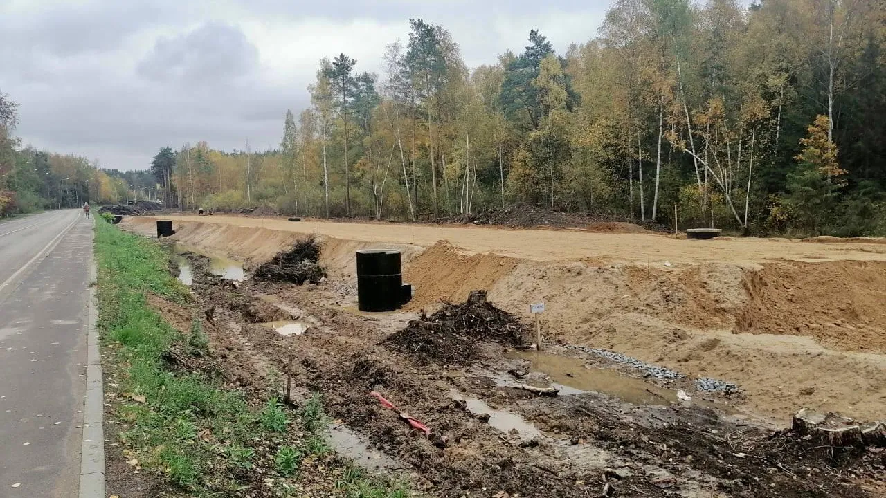 В Красногорске начали бетонирование подпорных стен путепровода