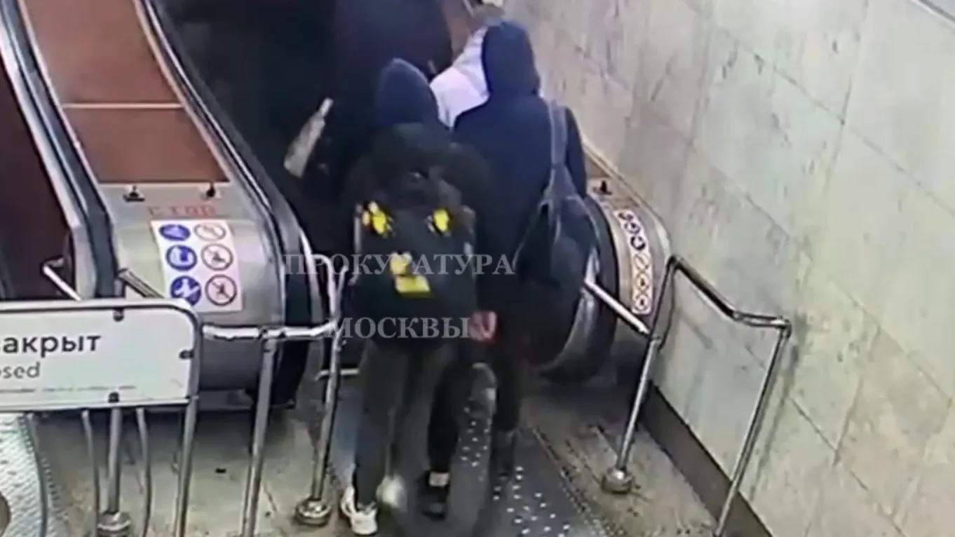 Прокуратура показала момент драки на эскалаторе в московском метро