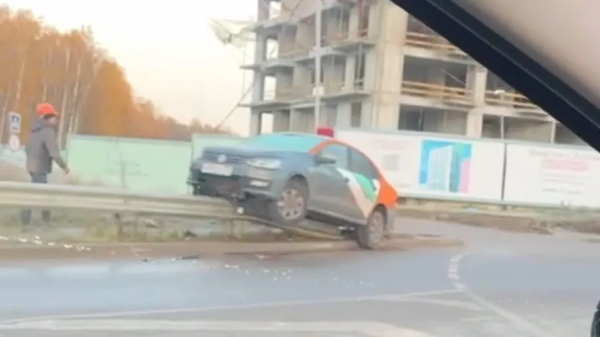 Виновата наледь: каршеринг «вспорхнул» на ограждение в Подмосковье