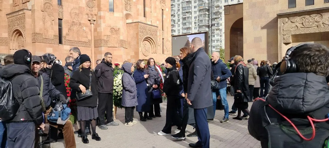 Люди собрались у Армянской церкови Святого креста в Москве, где проходит церемония прощания с режиссером и телеведущим Тиграном Кеосаяном