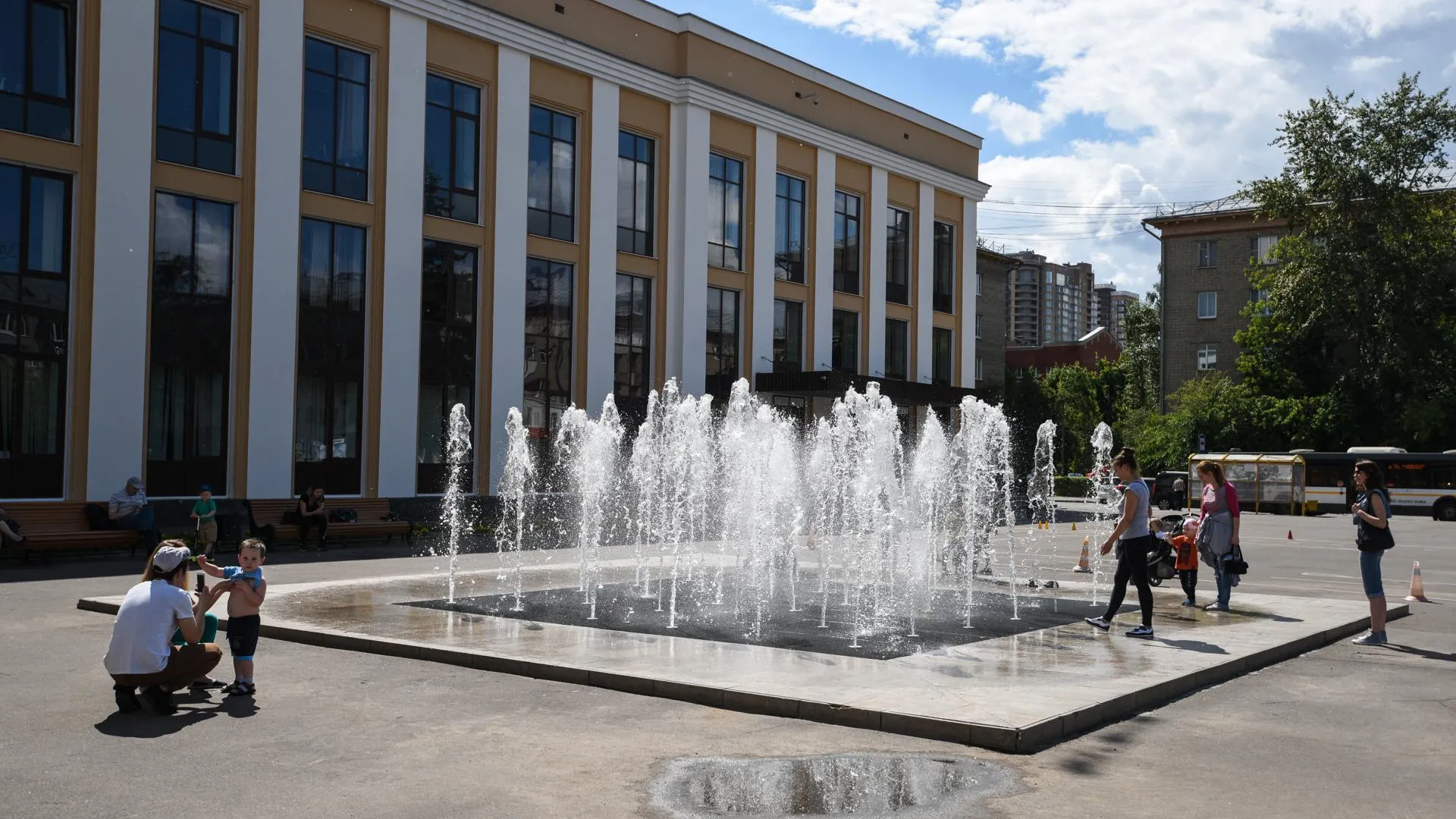 Фонтан на центральной площади Королева закрыли до следующего сезона