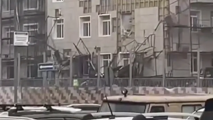 Под завалами могут быть люди: у метро в Москве обрушились строительные леса